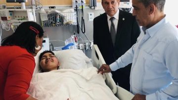 El congresista Adriano Espaillat (der.) acompaña a Natividad Jiménez, quien visita a su hija en el hospital.