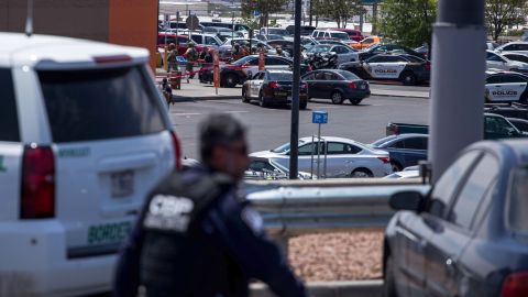 Autoridades responden a un tiroteo masivo en un Walmart en El Paso.