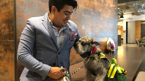 Miguel García, dueño de Dalila’s Pet Gromming, con uno de sus perros.