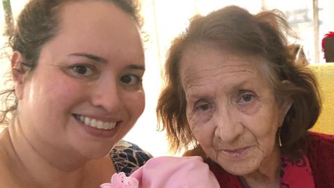 Gina Moran (en la foto con su bebita) cuida a su mamá Alba que tiene Alzheimer.
