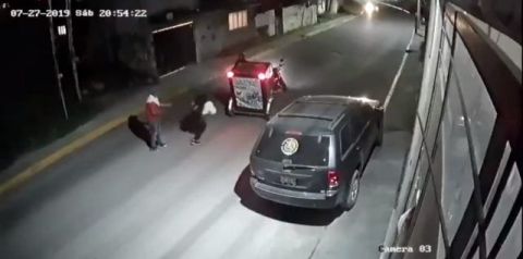 Joven es rescatada en las calles del Estado de México.