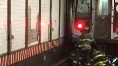 Bomberos rescatando al hombre en Midtown