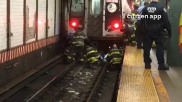 Bomberos rescatando al hombre en Midtown