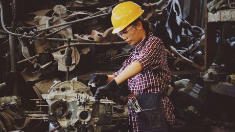 Las chicas están demostrando que pueden desempeñarse tan bien como los hombres en estas industrias.