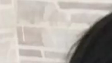 El narco disfrazado de su hija.