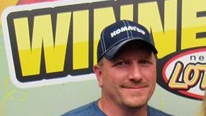 Moore con su premio de Powerball.