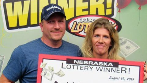 Moore con su premio de Powerball.