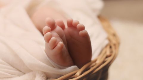 Una amiga de la pareja sospechó de la súbita muerte del bebé.