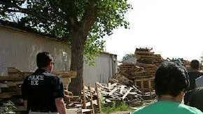 La ley condena a quienes emplean a indocumentados, por ejemplo.