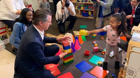 Newsom visitó el Centro de Familia de Hope Street donde compartió con algunos niños que visitan el lugar.