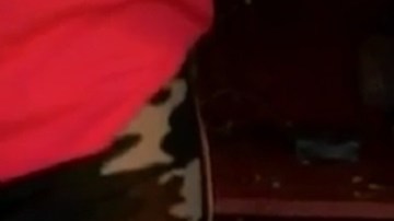 Una de las menores separada de sus padres luego de la redada.