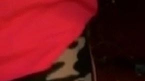 Una de las menores separada de sus padres luego de la redada.