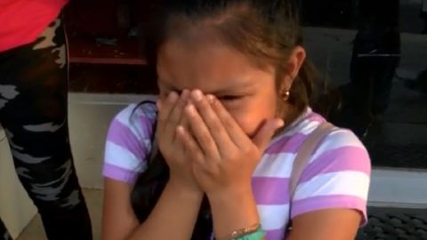 Una de las menores separada de sus padres luego de la redada.