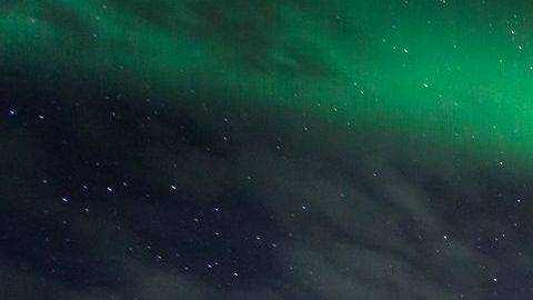 La aurora boreal es causada por ondas de partículas emitidas por el Sol.