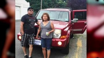 Isabel Ramírez-Cohetero (51) y su esposo frente al jeep