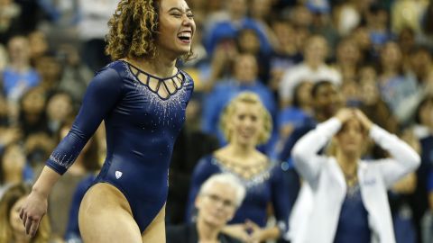 Katelyn Ohashi, de la Universidad de California en Los Angeles, se ha convertido en un ícono del deporte y la superación personal.