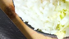 El pozole tiene un buen aporte nutricional, es un platillo generoso, completo y cargado de nutrientes.