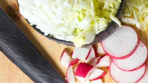El pozole tiene un buen aporte nutricional, es un platillo generoso, completo y cargado de nutrientes.
