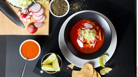 El pozole tiene un buen aporte nutricional, es un platillo generoso, completo y cargado de nutrientes.