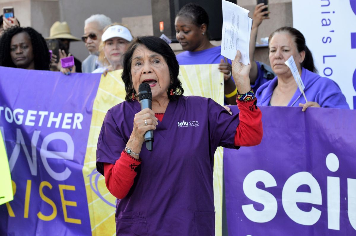 Dolores Huerta durante una protesta en el condado de San Bernardino en junio de este año.