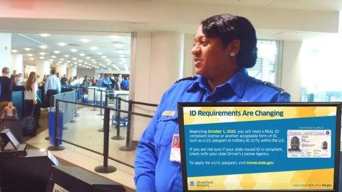 Los oficiales de TSA informan sobre la nueva identificación.