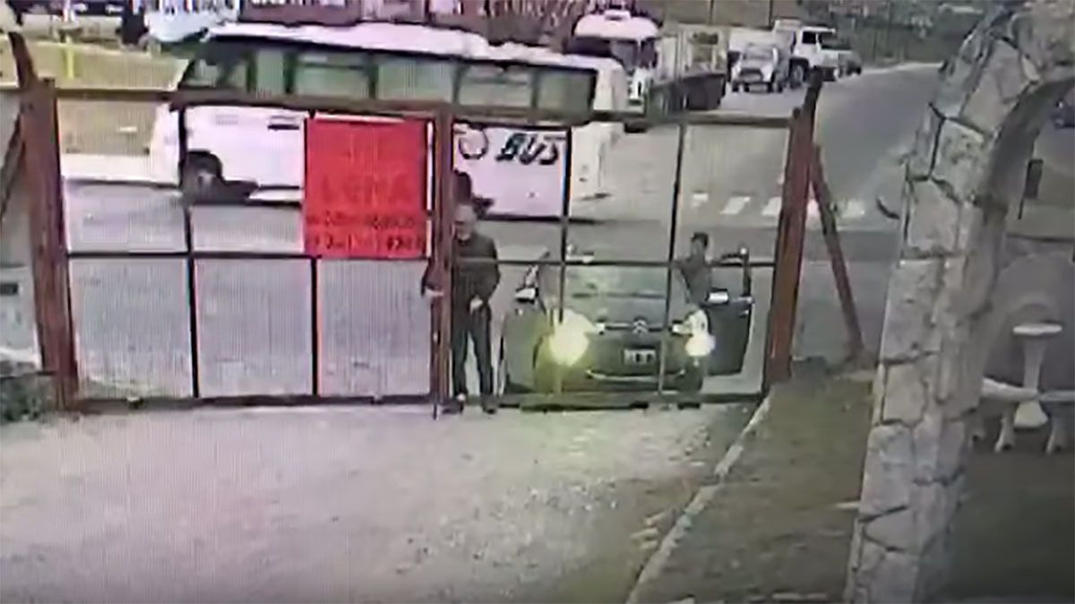 Sólo bastó que el dueño se descuidara unos segundos para que el ladrón lo despojara de su auto.