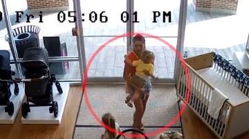 La mujer ingresó con su bebé, pero pensó que sus cómplices se lo llevarían.