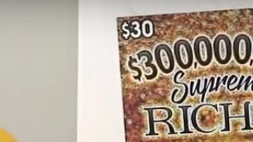 Wendy Johnson con su premio de lotería inesperado.