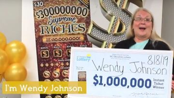 Wendy Johnson con su premio de lotería inesperado.