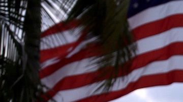 Renata Notni y Sebastián Rulli grabando una escena de "El Dragón" en Miami