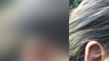 La mujer fue socorrida por peatones que iban pasando por el lugar.