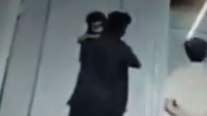 La cámara de seguridad captó el momento en el que la niña es separada de su madre.