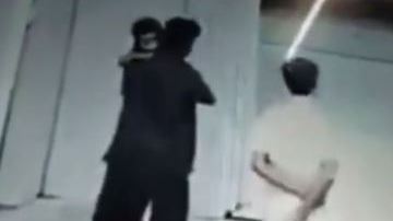 La cámara de seguridad captó el momento en el que la niña es separada de su madre.