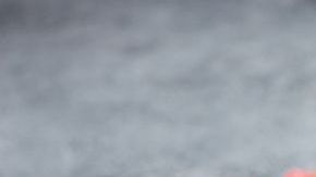 Es vital aumentar el consumo de agua para mantener limpias las vías urinarias y ayudar al cuerpo a eliminar toxinas y bacterias.