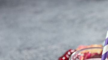 Es vital aumentar el consumo de agua para mantener limpias las vías urinarias y ayudar al cuerpo a eliminar toxinas y bacterias.