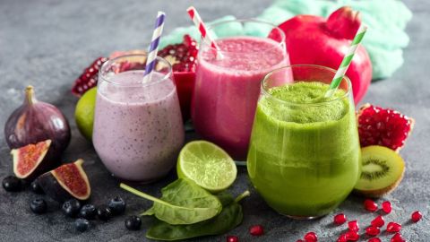 Es vital aumentar el consumo de agua para mantener limpias las vías urinarias y ayudar al cuerpo a eliminar toxinas y bacterias.