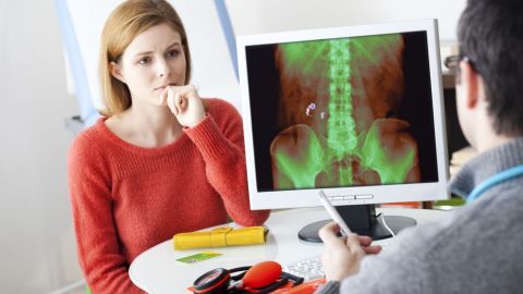 Fumar disminuye el flujo de sangre hacia los riñones, lo que deteriora su funcionamiento e incrementa la posibilidad de tener cáncer renal.