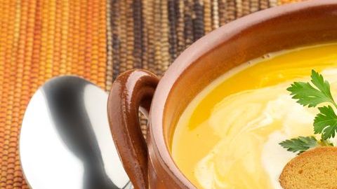 El jengibre es rico en gingeroles, que son componentes activos del jengibre y responsables de su sabor picante con propiedades antiinflamatorias muy potentes.