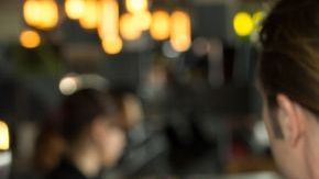 El hombre duda si su pareja está con él por amor o por interés.