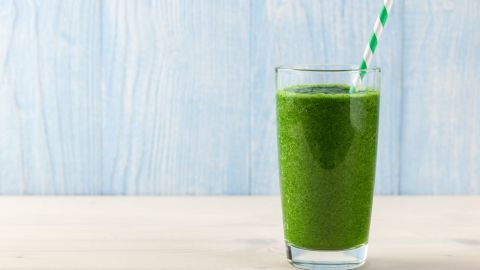 Eficaz licuado de piña y nopal, por su alto contenido en fibra te ayudará a quemar grasa y eliminar el vientre inflamado.