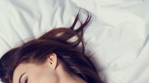 Darse la espalda mientras duermen puede ser muy mala señal.