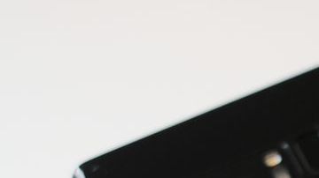 Aseguran que algunos modelos de teléfono de ambas empresas superan hasta en un 500% los límites de radiación.