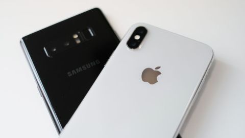 Aseguran que algunos modelos de teléfono de ambas empresas superan hasta en un 500% los límites de radiación.