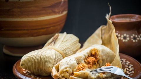 La palabra tamal viene del náhuatl tamalli, que significa envuelto.