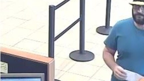 Imagen del sospechoso con su peculiar sombrero