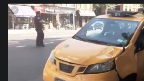 El auto quedó abollado en la parte delantera