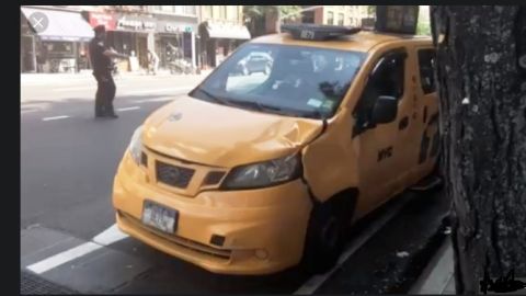 El auto quedó abollado en la parte delantera