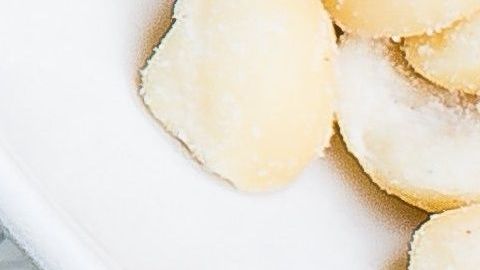 El consumo de cacahuate ayuda a tener una piel tersa y suave, debido a su contenido en vitamina E y actúa como antioxidante que protege las células de la piel de los radicales libres.