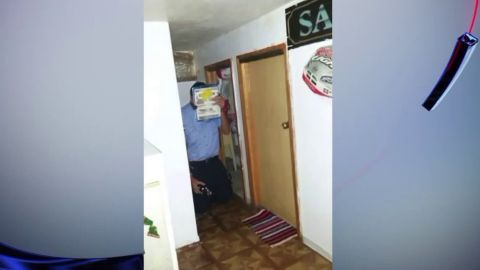 Dividieron el piso a media altura: este inspector tuvo que arrodillarse