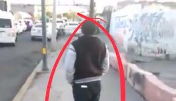 El joven parece no inmutarse ante la violenta escena.